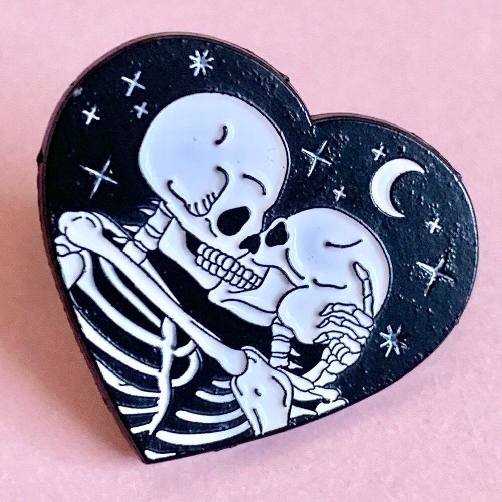 Skeleton Kissing Halloween Heart Shape Enamel Pin